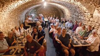 Die Einhäuser und ihre französischen Freunde im Gewölbekeller des Restaurants „Le Pétit Champenois“ in Epernay.