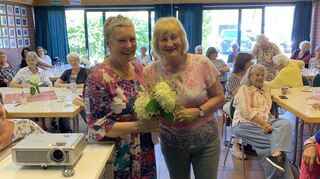Ulrike Peter dankte Birgit Geimer (links) mit Blumen.