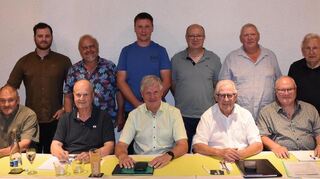 Vorstand, Jäger und Kassenprüfer der Jagdgenossenschaft Einhausen-Süd, stehend, v.l., Julian Kude, Winfried Knaup, Peter Gundolf, Mathias Würsching, Stefan Gundolf und Roland Hartnagel. Vorn Mike Kude, Bernhard Wiegand, Helmut Glanzner, Philipp Bohrer und Helmut Ost.