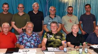 Bei der Jahreshauptversammlung der Jagdgenossenschaft Groß-Hausen im evangelischen Gemeindehaus wurde der Vorstand, hier mit den Kassenprüfern und Jägern, wiedergewählt. Dabei gab es kaum Veränderungen.
