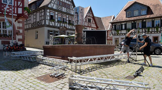 Auf dem Heppenheimer Marktplatz baut Veranstaltungstechnik Emig eine Lichtanlage rund um den Brunnen auf, die die Fachwerkhäuser anleuchten soll.