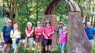 An dem Werk „ÜberBrücke“ des Bensheimer Künstlers Wolfgang Völker im Gassbachtal versammelten sich die Einhäuser Naturfreunde zu einem Erinnerungsfoto an ihre Odenwaldwanderung.