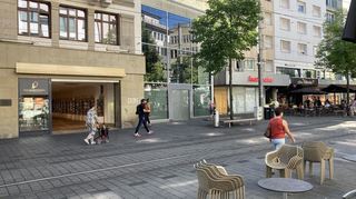 Ein Telefonladen (links) folgte in der Breiten Straße auf die Parfümerie Schuback. Foot Locker ist nach einem Brandschaden geschlossen.