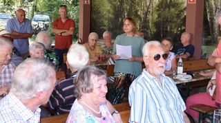 Vorsitzende Christina Thoma (Mitte) und rechts ihr Vertreter Rainer Lerch begrüßten rund 100 Mitglieder und Freunde zum traditionellen Sommerfest bei den Lorscher Klosterspatzen.
