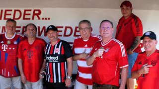 Thorsten Bitsch (Dritter von links im Eintracht-Trikot) grillte für die Bayern-Fans. Ganz links im Bild: Rolf Richter, daneben Vorsitzender Achim Mink.