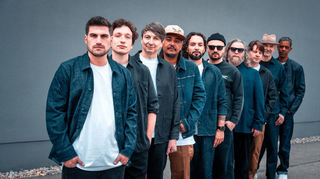 Die Söhne Mannheim im Jubiläumsjahr 2025 (von links): Dominic Sanz (Gesang), Thilo Zirr (Gitarre), Florian Sitzmann (Piano), Metaphysics (Rap). Karim Amun (Gesang), Michael Klimas (Gesang), Giuseppe „Gastone“ Porrello (Gesang), Ralf Gustke (Schlagzeug), Michael „Kosho“ Koschoreck (Gitarre) und Edward Maclean (Bass).