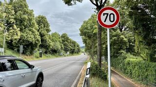 Das neue Tempo-70-Schild an der B3 Richtung Heppenheim ist vielen Anwohnern ein Dorn im Auge. Jetzt soll das Schild nochmals leicht nach Süden versetzt werden, damit es nicht schon von Weitem sicht- und erkennbar ist.