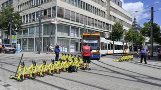 So genannte Terrorsperren sollen für Sicherheit auf den Planken am Erlebniswochenende sorgen.