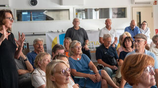 27.06.2025, Bensheim, Klostercafe, Die „Initiative Vielfalt.Jetzt!“, der auch das Evangelische Dekanats Bergstraße angehört, und weitere Kooperationspartner laden für Freitag, 27. Juni, 18.30 Uhr, zu einem Vortrag mit anschließender Diskussion zum Thema „Warum wählen ganz ,normale Leute‘ ,Rechtsaußen‘-Parteien?“ ein. Veranstaltungsort ist das Klostercafé des Franziskushauses der Caritas in Bensheim (Klostergasse 5a); Vortragende und Gesprächspartnerin ist Prof. Dr. Eva Walter. Frau Prof. Dr. Eva Walther (links)  ist Sozialpsychologin an der Uni Trier. ,, Bild: Thomas Neu