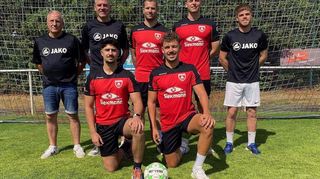 Trainingsauftakt mit Neuzugängen bei der Tvgg Lorsch: (v.l.) Ralf Massoth (Spielausschuss), Martin Weinbach (Trainer), Dominik Melzer, Simon Kissenkötter, Pascal Fraas (Co-Trainer); knieend v.l. Arda Sarikabadayi, Lasse Lulei.