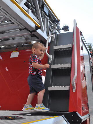 Die Kinder durften auf die Einsatzfahrzeuge klettern.