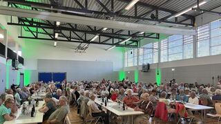 Bei einem Abendessen in der Mehrzweckhalle ließen die Teilnehmer den Tag Revue passieren. Bürgermeister Helmut Glanzner hatte zuvor in seiner Eröffnungsrede aktuelle Geschehnisse rund um die Weschnitzgemeinde erläutert. Anschließend spielte Jean Diehl Oldies und Schlager.