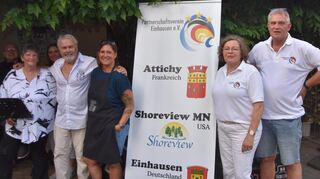 Stellvertretender Vorsitzender des Partnerschaftsvereins Matthias Utermann (von rechts), Vorsitzende Barbara Schumacher, Christine Heiler von den Klosterdpatzen und Billy Withe mit seiner Band.