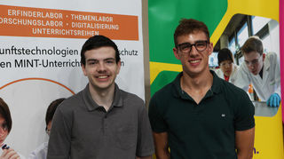 Die Bensheimer Schüler Malte Löffler vom AKG und Nick Schrettinger vom Goethe Gymnasium.