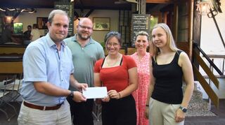 Daniel Degen, Vorsitzender des Vereins zur Erhaltung der Tradition, freute sich über eine Spende von 1.200 Euro des diesjährigen Abiturjahrgangs der Bensheimer Liebfrauenschule. Unser Bild zeigt von links: Daniel Degen, Stellvertretender Vorsitzender Markus Rau, Chiara-Marie Piciullo, stellvertretende Vorsitzende Simone Gärtner und Clara Boeddinghaus.