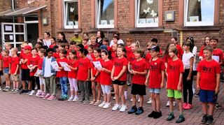 Beim Schulfest am Ende der Projektwoche wurde das jüngst gedichtete Schullied uraufgeführt.