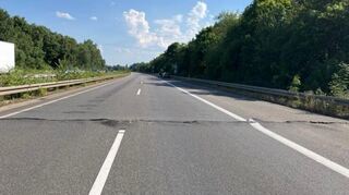 Auf der A5, zwischen Zwingenberg und Bensheim, in Fahrtrichtung Süden, hat sich die Fahrbahndecke gehoben.