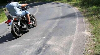Ein Motorrad fährt an der Gefahrenstelle bei Winterkasten vorbei in Richtung Reichelsheim.