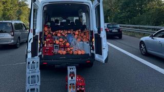 Die ehrenamtlichen Helfer verteilten rund 1300 Flaschen mit gekühlten Getränken.