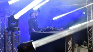 „Jey aux Platines“ alias DJ Julius Jehn legte am Tag der Jugend im Amtshof auf und traf damit nicht nur den Geschmack des jungen Publikums.