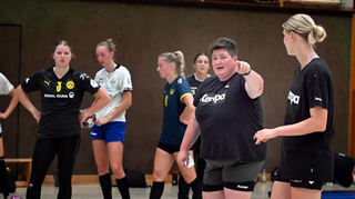 Die Flames haben mit ihrer neuen Cheftrainerin Ilka Fickinger (2.v.r.) die Saisonvorbereitung aufgenommen.