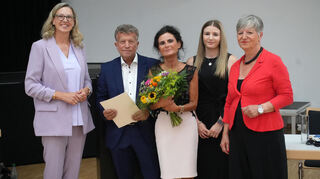 Der neugewählte Erste Stadtrat Frank Daum mit (v.l.) Stadtverordnetenvorsteherin Christine Deppert, Ehefrau Claudia Daum und Tochter Ann-Sophie sowie Bürgermeisterin Christine Klein.