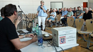 Babett Uhlig und ihre Kollegen vom Amt für Bodenmanagement Heppenheim erläuterten den Besuchern der Teilnehmerversammlung die weiteren Schritte der Flurbereinigung. Mit dem Verfahren werden dem Gewässerverband Bergstraße die Flächen für die Sanierung der Weschnitzdeiche zur Verfügung gestellt.