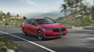 In der vierten Generation des Skoda Superb sind die Frontscheinwerfer noch schärfer gezeichnet. Der schwarze Kühlerrahmen zeigt, dass es sich um die Sportline-Ausführung handelt.