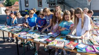Für den Bücherflohmarkt an der Felsenmeerschule in Reichenbach waren die Schüler der vierten Klassen zuständig.