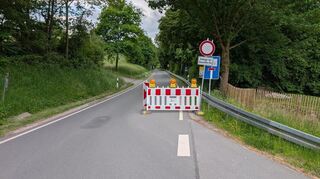 Die Durchfahrt durch die Beedenkircher Straße in Reichenbach wird noch für einige Zeit gesperrt sein. Nachdem die Gemeinde Lautertal die Hauptwasserleitung erneuert hat, wird jetzt die Straße saniert.
