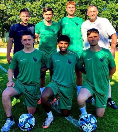 Das Fehlheimer Trainerteam mit den Neuzugängen: stehend v.l. Trainer Sebastian Lindner, Belmin Müller, Lukas Fritsche, Torwarttrainer Marc Neef; kniend v.l. Tim Gärtner, Harris Yohendran, Marc Vrba.