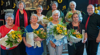 Gründungsmitglieder und treue Mitglieder wurden im Rahmen des Konzerts ausgezeichnet (vordere Reihe, von links): Renate Oster , Christa Kaffenberger, Aurelie Weimar, Elli Röhm und Jan Metzger vom Sängerkreis sowie (hintere Reihe, von links): Vorsitzende Traudel Meckel ,Jutta Kaffenberger, Erika Noller-Bucher und Heidi Kogler.