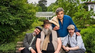Sonntags ist Bernd Begemann mit seiner Band im Weinheimer Schlosshof zu hören.
