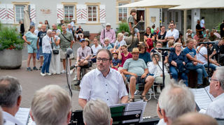 Die Sitzplätze in den Cafés waren schnell belegt, auch auf dem Tabakbrunnen ließ sich Publikum nieder und viele nahmen mit Stehplätzen vorlieb, um zuhören zu können.