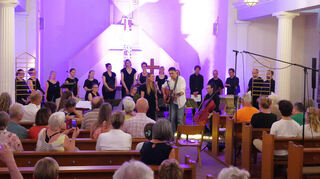 Konzert in der Schwanheimer Kirche mit dem Chor da Capo, einem Streichquartett und den Solisten Caroline Cotter und Dominic van Deyk.