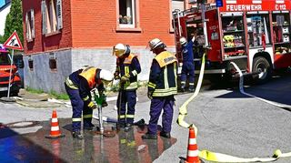 Zur Übung gehörte auch die Vorbereitung zur Entnahme von Löschwasser aus dem Hydranten, auch wenn witterungsbedingt aus dem Leitungsnetz kein Wasser entnommen wurde.