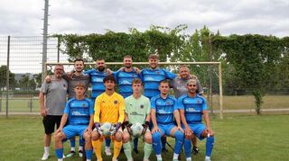 Die FSG Bensheim geht mit Verstärkung in die neue Saison in der Kreisoberliga: stehend v.l. Paul McNally (Cheftrainer), Elit Demi (Co-Trainer), Klaudi Buraku, Janis Breuer, Leon Fesser, Holger Rettig (Abteilungsleiter Senioren); sitzend v.l.: Tom Müller, Noah Runhaar, Ben Friesen, Arijan Burniki, Kamal Chahdi. Es fehlt: Pascal Quentin.