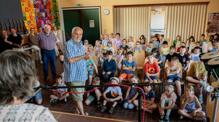Zur Dialekt-Märchenstunde trafen sich die Grundschüler der Mittelpunktschule Gadernheim. Schulleiter Alwin Zeiß eröffnete das Treffen.