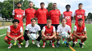 Die TSV-Trainer und die Neuzugänge: stehend v.l. Mustafa Hami, Alexander Kunzelmann, Giulano Tondo, Dennis Dogan, Terry Grossklos, Emirhan Yalcin, kniend v.l Enes Gören, Yannik Parkes, Vincent Hilgert, Dominic Herbig, Nick Walter. Es fehlen Alexander Ittermann, Mick Arnold und Lennart Lindhorst.