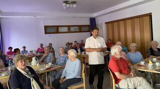 Erstaunte Gesichter über die Dreistigkeit und Gewieftheit der Kriminellen riefen die gespielten Szenen hervor, die Kriminalhauptkommissar Michael Fix den Besuchern im Katholischen Pfarrzentrum vorspielte.