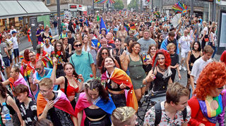 Der CSD in Mannheim verwandelte schon in den vergangenen Jahren die Planken in ein buntes Meer an Farben und Regenbögen. (Archivbild)