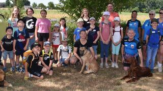 Die Ferienspielgruppe des Vereins für Hundesport Bergstraße Einhausen, hier mit den Hunden, v.l., Whoopi, Beauty, Kessy und Rosi, traf sich zu einer Schnitzeljagd am Gelände des Turnvereins Einhausen.