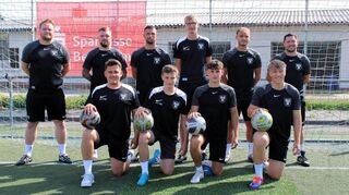 Das Trainerteam der SG Reichenbach mit den Neuzugängen: stehend v.l. Felix Schmidt Eul (Trainer 1b), Jan Geymeier, Mirco Seibel, Max Murowatz, Luka Vidovic, Trainer Christian Bauer, kniend Loris Hiller, Leo Dehus, Felix Daum (A-Jugend), Max Vetter. Es fehlen: Nils Bauer (Co-Trainer 1a) und Benjamin Ernst.