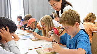 Beim Workshop Punzieren im Bensheimer Museum waren die Mädchen und Jungen der Ferienspiele mit Eifer bei der Sache.