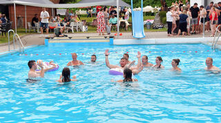 Beim Sommerfest der Freiwilligen Feuerwehren Heppenheims hatten die Feuerwehrleute im Kleinschwimmbad in Sonderbach viel Spaß.