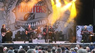 Die Hooters lassen es vor der Klostermauer krachen. Mit Eric Bazilian, Rob Hyman und David Uosikkinen sind gleich drei Gründungsmitglieder ihrer Formation seit 45 Jahren treu.