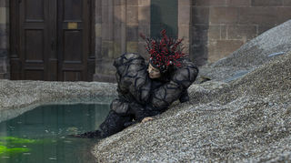 Drachenprinzessin in der Kiesgrube: Jasmin Tabatabai spielt vor dem Wormser Dom eine Doppelrolle als Drache und Brunhild.