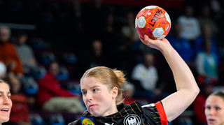 Nationalspielerin Nina Engel wird verletzungsbedingt einen Großteil der Flames-Vorbereitung auf die am 30. August beginnende Bundesliga-Saison verpassen. Sie zog sich bei einem DHB-Lehrgang einen Mittelfingerbruch zu.