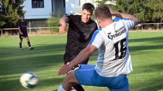 Florian Unrath (Mi.) trifft im Endspiel zur Einhäuser 3:0-Führung.
