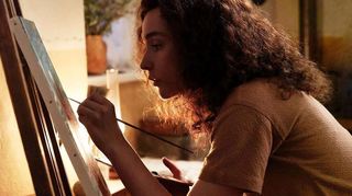 Filmszene mit Olivia Vinall in der Titelrolle.